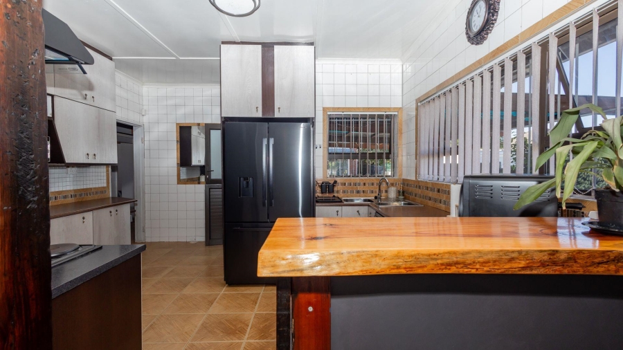 5 Bedroom Property for Sale in Avondale Western Cape